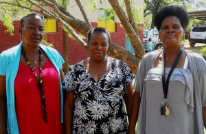 Leeuwfontein’s Grade 1 teachers, mss Esther Motana and Onica Nkosi with the principal, ms Catherine Mavundlela
